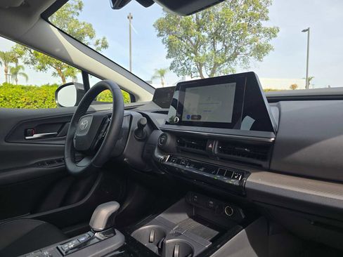 Used 2025 Toyota Prius XLE image 10