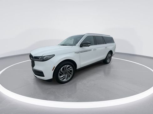 New 2025 Lincoln Navigator L Reserve AWD/4WD image 4