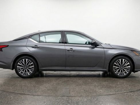 Used 2025 Nissan Altima 2.5 SV FWD image 11