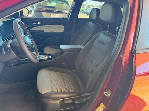 Used 2025 Chevrolet Trax LT image 37