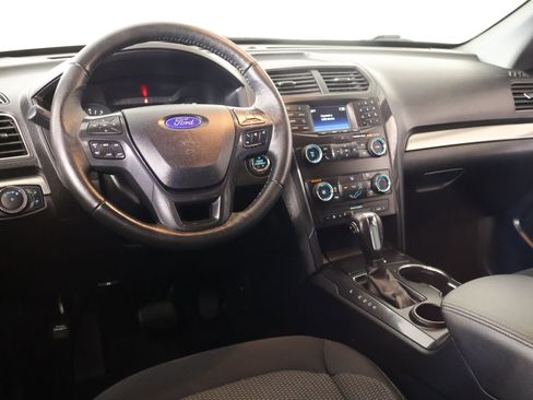 Used 2019 Ford Explorer XLT FWD image 2