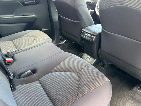 Used 2025 Toyota Highlander LE FWD image 29