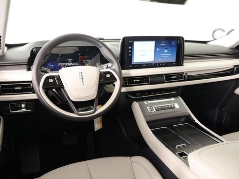 New 2026 Lincoln Aviator 2WD image 2