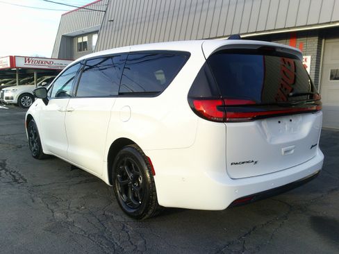Used 2024 Chrysler Pacifica Select image 3