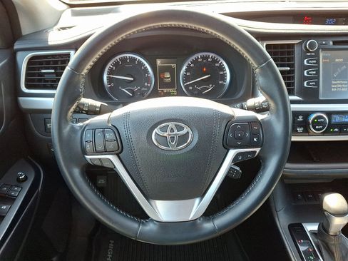 Used 2017 Toyota Highlander XLE AWD/4WD image 22