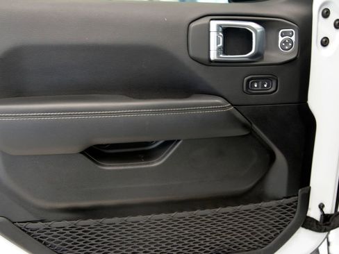 Used 2022 Jeep Wrangler Unlimited Sahara w/ Cold Weather Group image 14