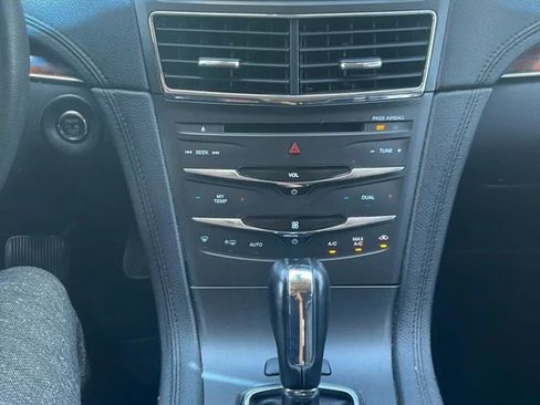 Used 2019 Lincoln MKT AWD image 16