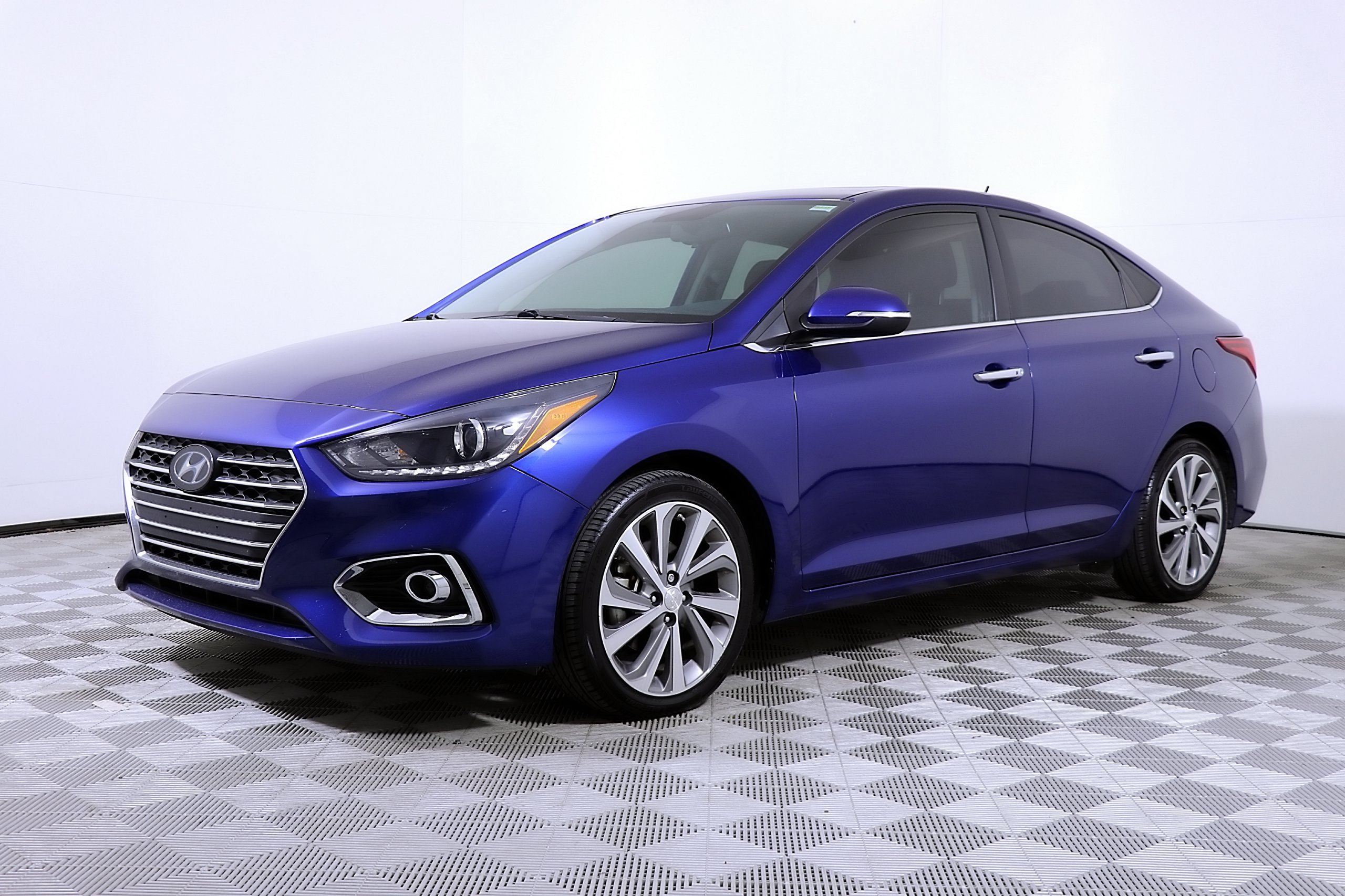 Used 2022 Hyundai Accent Limited FWD image 2
