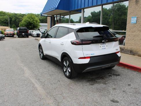Used 2023 Chevrolet Bolt EUV LT w/ Convenience Package FWD image 4