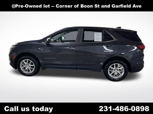 Used 2022 Chevrolet Equinox LT image 2