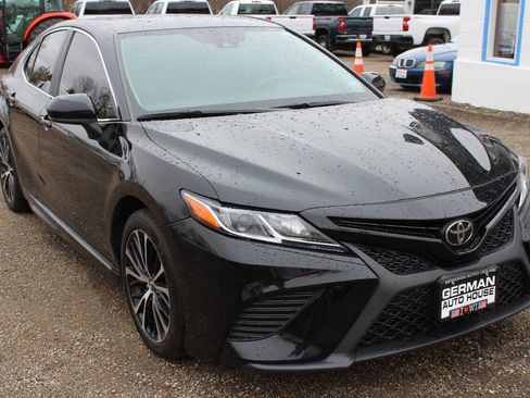 Used 2019 Toyota Camry SE FWD image 3