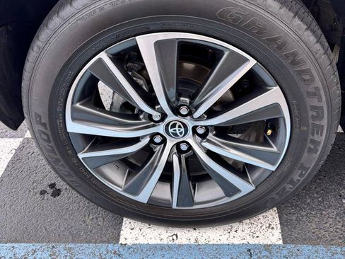 Used 2021 Toyota Venza LE AWD/4WD image 29