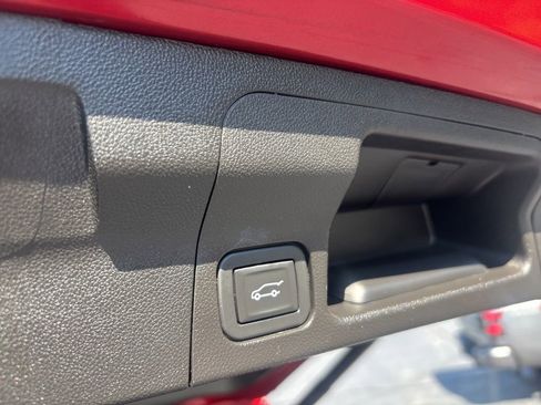 Used 2022 GMC Acadia SLE w/ Driver Convenience Package FWD image 18