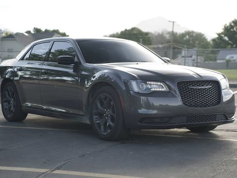 Used 2020 Chrysler 300 Touring w/ Sport Appearance Package RWD image 7