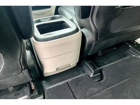 Used 2024 Chrysler Pacifica Touring-L image 32