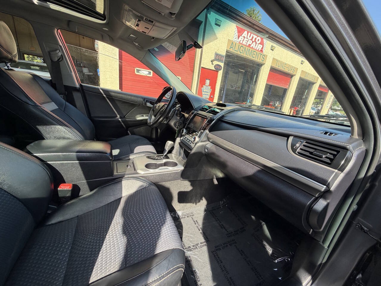 Used 2014 Toyota Camry SE w/ Moonroof Package FWD image 34
