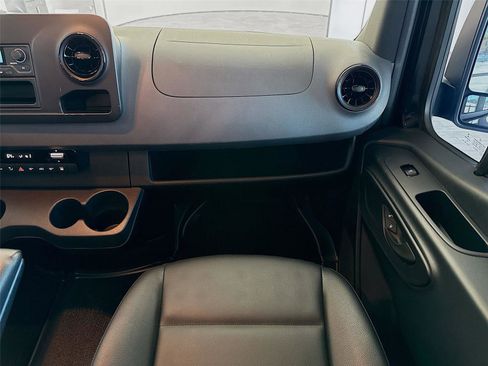 Used 2022 Mercedes-Benz Sprinter 2500 image 28