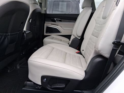 Used 2024 Kia Telluride SX Prestige w/ Towing Package AWD/4WD image 9