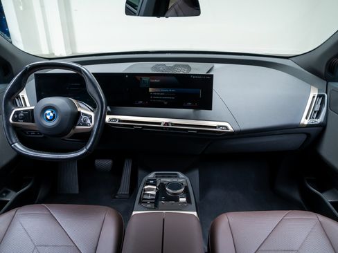 Used 2023 BMW iX xDrive50 w/ Sport Package AWD/4WD image 8