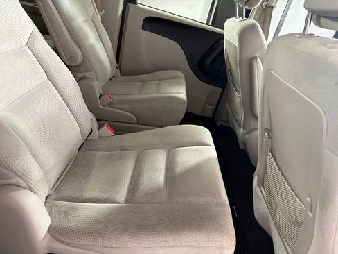 Used 2014 Dodge Grand Caravan SXT w/ UConnect Hands-Free Group FWD image 18