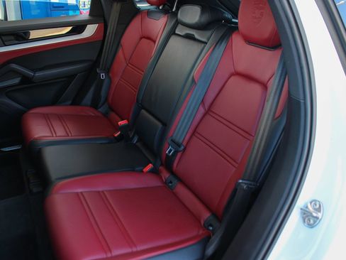 Used 2024 Porsche Cayenne S AWD/4WD image 19