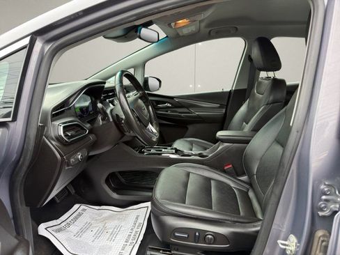 Used 2023 Chevrolet Bolt LT w/ Infotainment Package FWD image 9