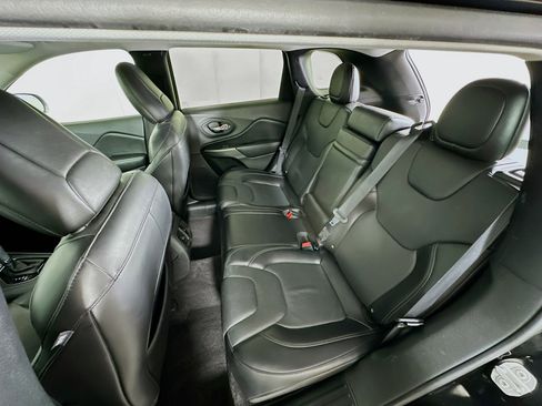 Used 2019 Jeep Cherokee Limited FWD image 27