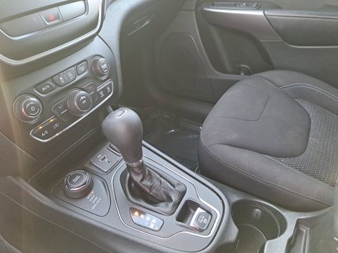Used 2019 Jeep Cherokee Latitude w/ Popular Appearance Group AWD/4WD image 22