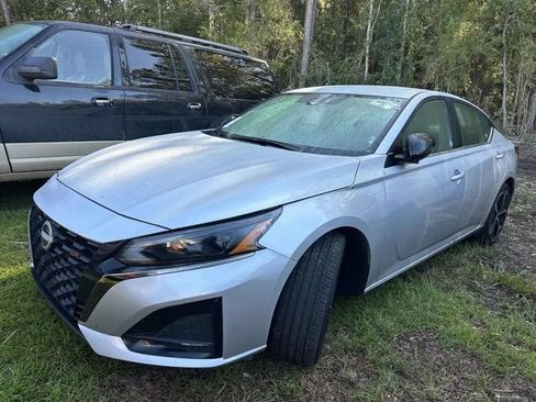 Used 2025 Nissan Altima 2.5 SR FWD image 12