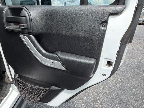 Used 2015 Jeep Wrangler Unlimited Rubicon AWD/4WD image 16
