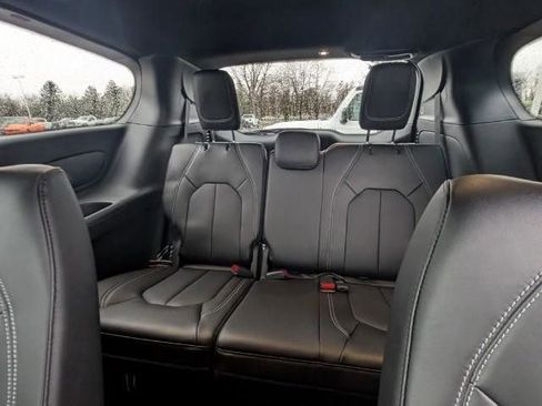 New 2026 Chrysler Pacifica Select image 10