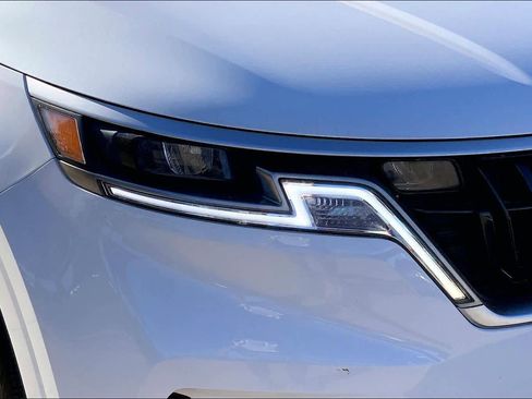 Used 2024 Kia Carnival LX image 25