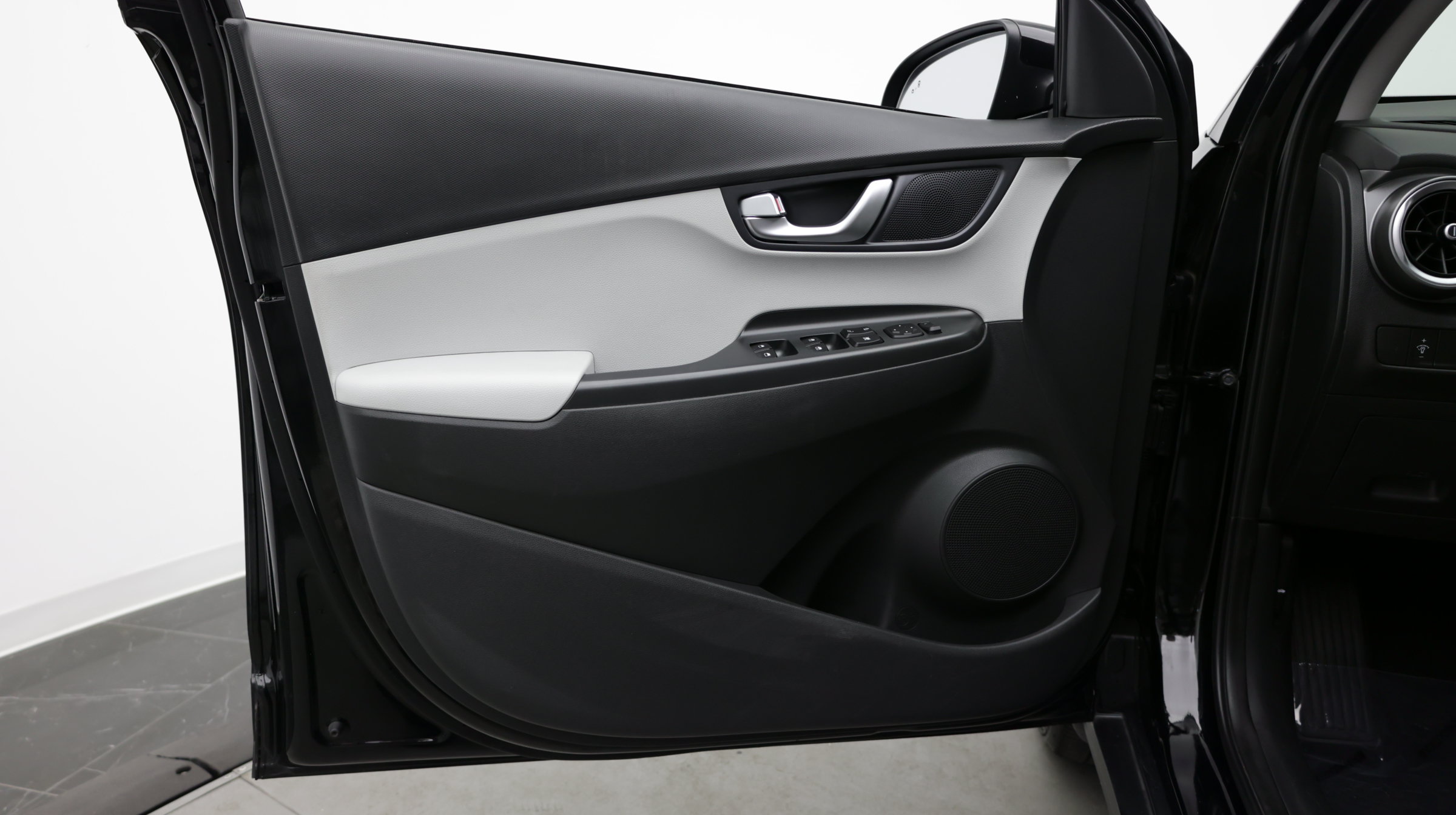 Used 2023 Hyundai Kona SE FWD image 12