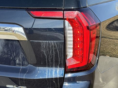 Used 2023 GMC Yukon XL SLT w/ SLT Premium Package image 11