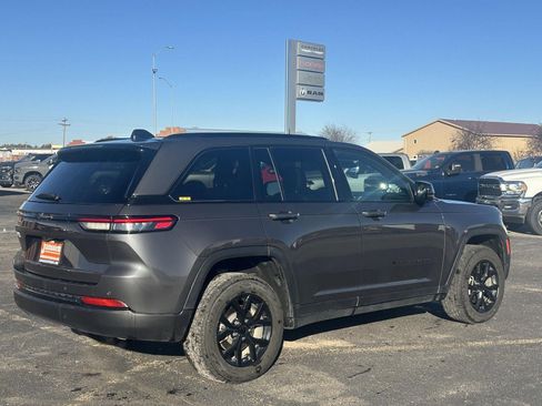 Used 2024 Jeep Grand Cherokee Altitude image 8