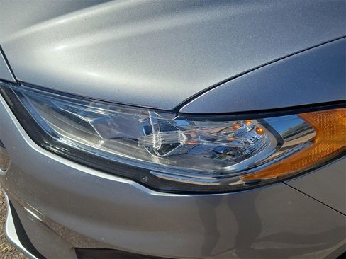 Used 2020 Ford Fusion SE image 18