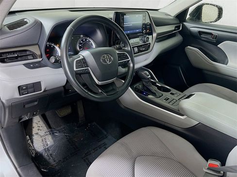 Certified 2022 Toyota Highlander LE image 10