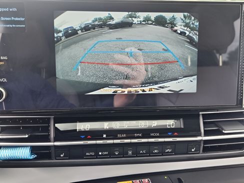 Certified 2025 Toyota Sienna XLE FWD image 9