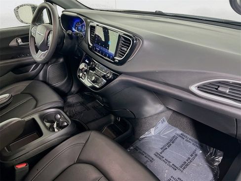 Used 2025 Chrysler Pacifica Select image 27