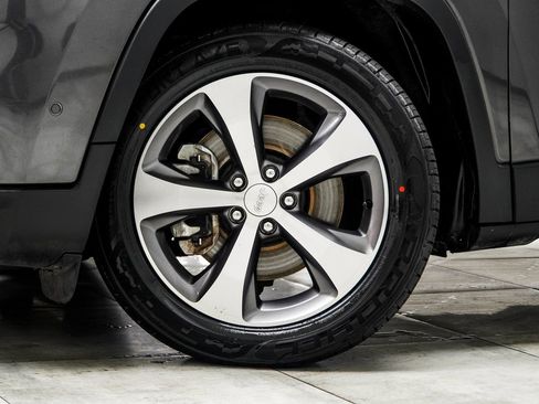 Used 2021 Jeep Cherokee Limited w/ Elite Package FWD image 3