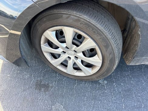 Used 2020 Toyota Corolla LE image 2