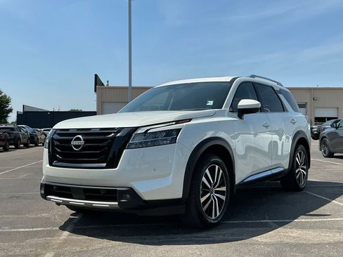 Used 2024 Nissan Pathfinder Platinum w/ Black Appearance Package FWD image 2
