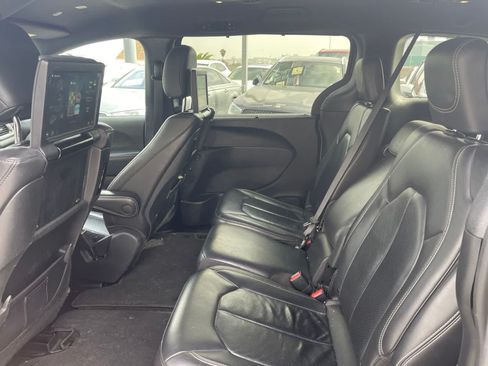 Used 2021 Chrysler Pacifica Touring-L w/ Uconnect Theater Family Group FWD image 4