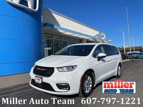 Used 2023 Chrysler Pacifica Touring-L FWD image 1