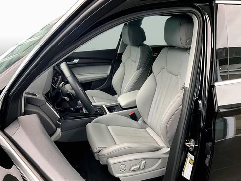 Certified 2025 Audi Q5 2.0T Premium Plus w/ Premium Plus Package AWD/4WD image 8