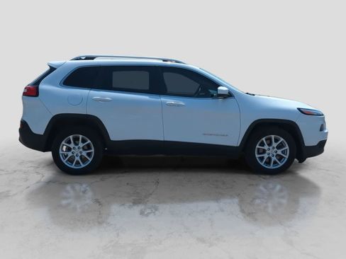 Used 2018 Jeep Cherokee Latitude Plus w/ Cold Weather Group FWD image 9