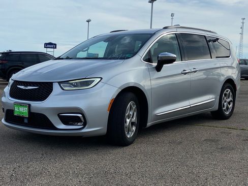 Used 2023 Chrysler Pacifica Limited FWD image 7