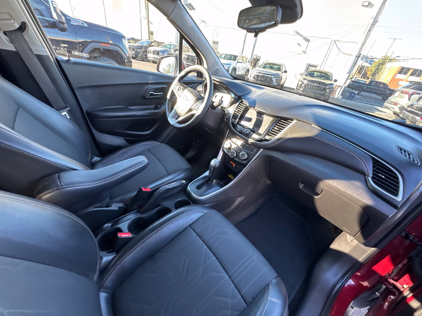 Used 2022 Chevrolet Trax LT w/ LT Convenience Package AWD/4WD image 33