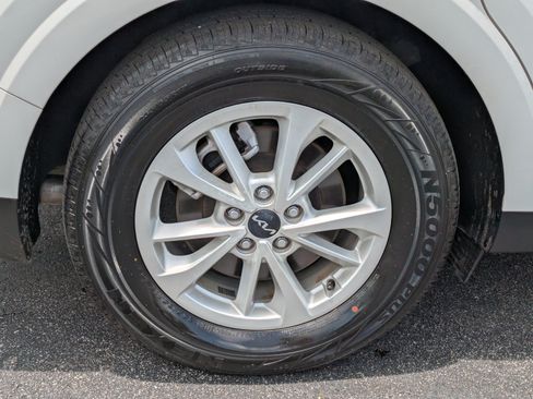 Certified 2024 Kia Carnival LX FWD image 9