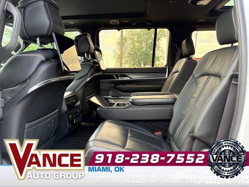 Used 2022 Jeep Grand Wagoneer Series II AWD/4WD image 12